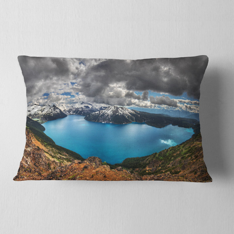 Coussin en forme de lac entouré de montagnes