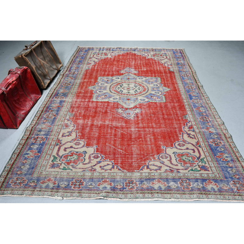 Grand tapis turc vintage en laine tissé à la main avec un design rouge anatolien unique, idéal pour ajouter de la chaleur et du charme à n'importe quelle pièce