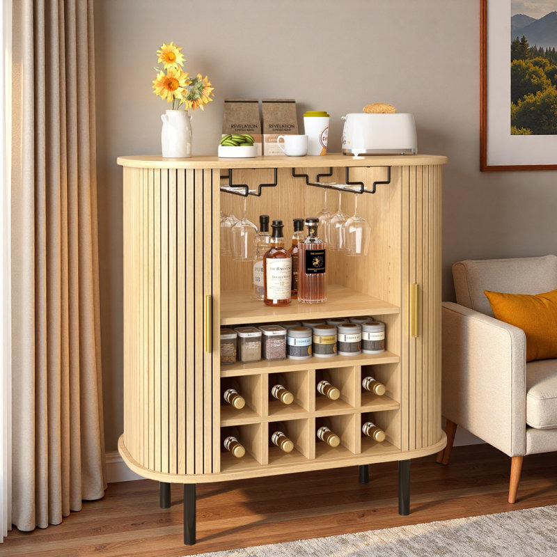 Armoire à vin cannelée avec support à vin à 8 grilles, 5 tablettes réglables à 5 niveaux, 2 porte-verres, 4 espaces de rangement cachés et portes coulissantes