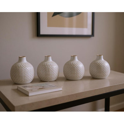 Ensemble de quatre vases en céramique naturel et blanc cassé avec détails sculpturaux