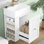Meuble-lavabo moderne de 20 pouces avec lavabo en céramique, armoire de rangement, tiroir, tablette latérale et poignée dorée pour le rangement des petites salles de bain blanches, tiroir à usage quotidien dans les salles de bain d'invités