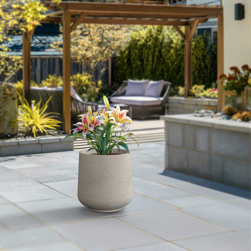 Grand pot à fleurs Brenno, H 17,32 po x l 16,54 po x P 16,54 po, Gris clair (intérieur amélioré)