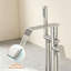 Robinet de baignoire autoportant à fixation au sol avec douche à main-128509596