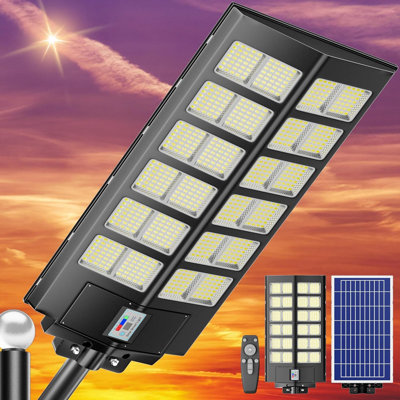 Éclairage solaire solaire extérieur de 8 000 W équivalent, lumière de sécurité crépuscule à l'aube 260000LM avec capteur de mouvement, lampe IP67 imperméable à grand angle pour le stationnement, la cour, la route