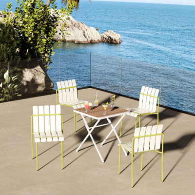 Chaise moderne à 4 rayures avec blocs de couleur, sièges en PP imperméables et pieds en métal corrosif en blanc et jaune, le long d'une table carrée pliante de couleur kaki confortable pour les chaises longues