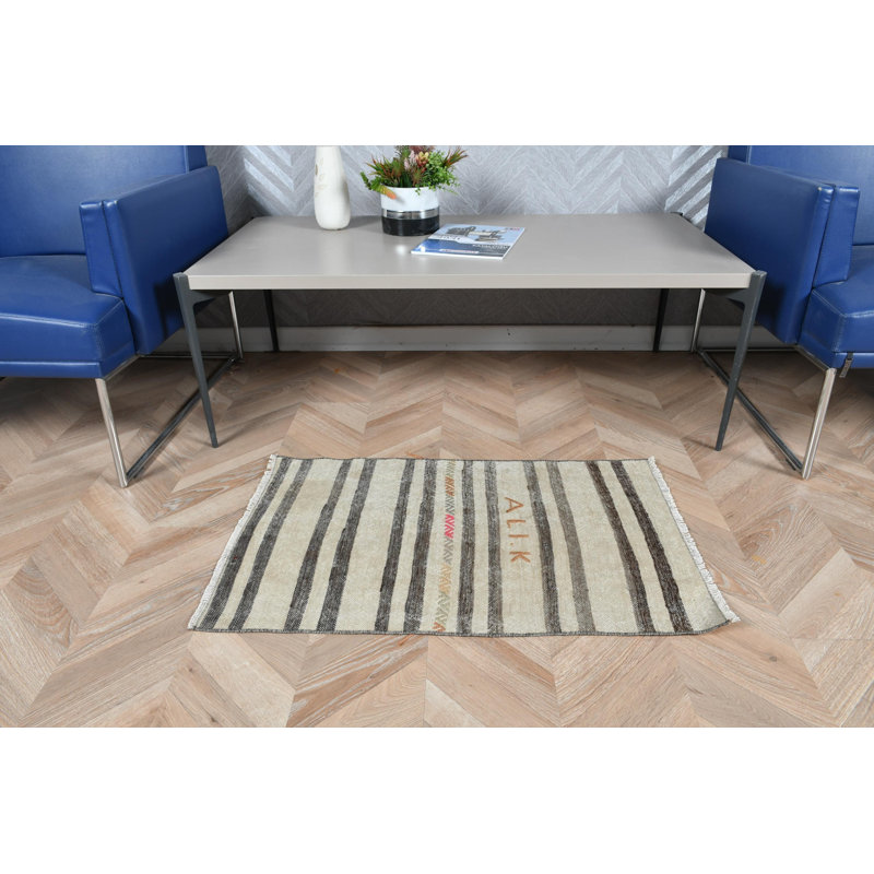 Tapis kilim beige noué à la main de Turquie idéal pour les salles de bain avec un motif rayé rétro de petite taille