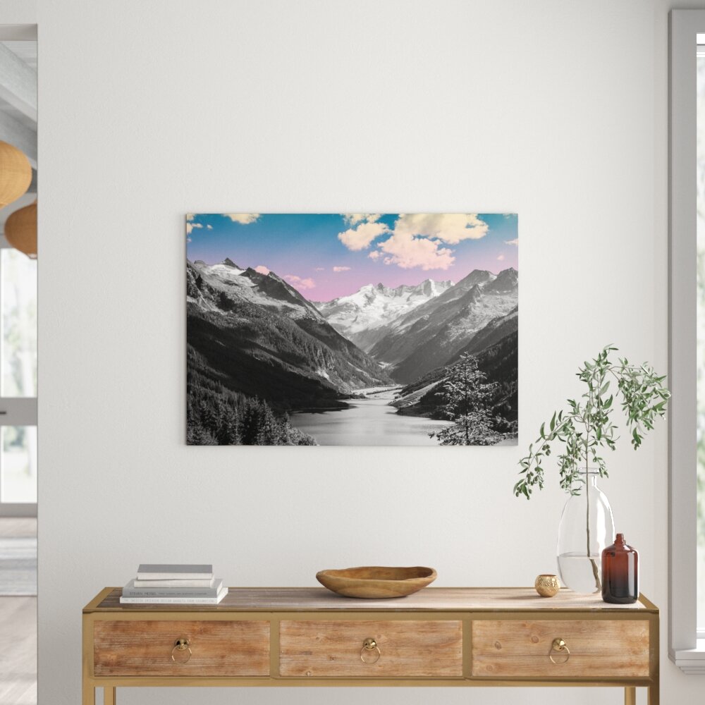 Leinwandbild „Ruhiger See in verschneiter Berglandschaft", Grafikdruck