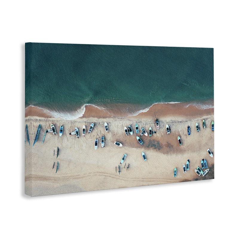 Art mural sur toile de bateaux sur le rivage par Daphne Polselli, H 24 po x l 36 po