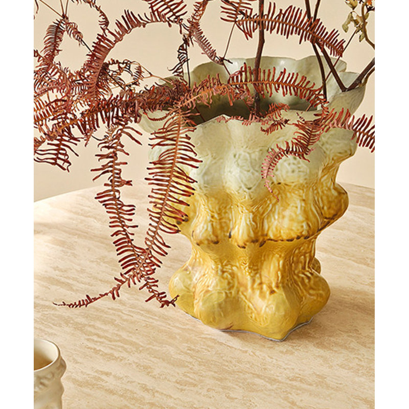 Vase décoratif en céramique texturé organique jaune fantaisie