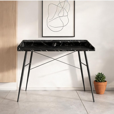 Bureau d'ordinateur avec rangement et structure métallique, piètement en X en acier (voir photo), étagères intégrées.