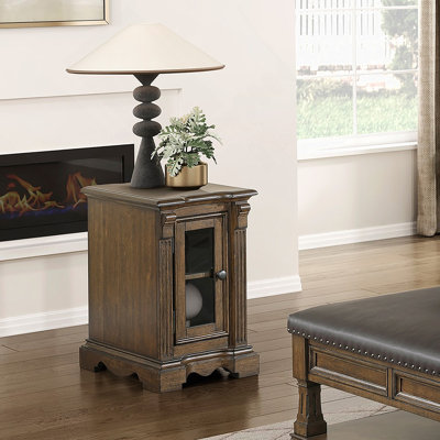 Table de chevet classique classique au fini brun avec ports de charge intégrés