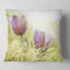 Grandes fleurs mauves dans l'herbe verte - coussin à imprimé floral-30722165-30722162
