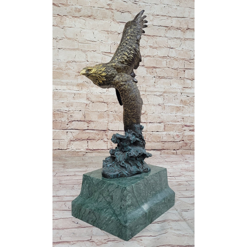 Aigle chauve américain volant sur le côté, sculpture en bronze sur base de marbre vert