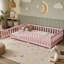 Lit simple au sol avec garde-corps de sécurité et porte tournante rose, parfait pour les enfants et les espaces compacts