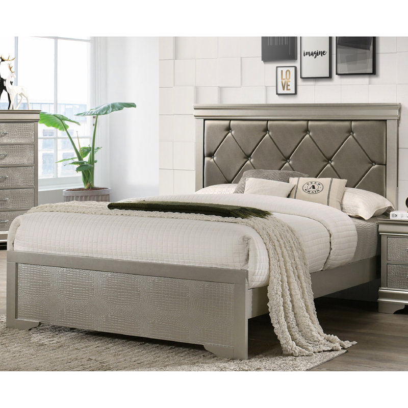 Très grand lit beige tendance avec cadre en bois et tête de lit tapissier à texture crocodile, Queen
