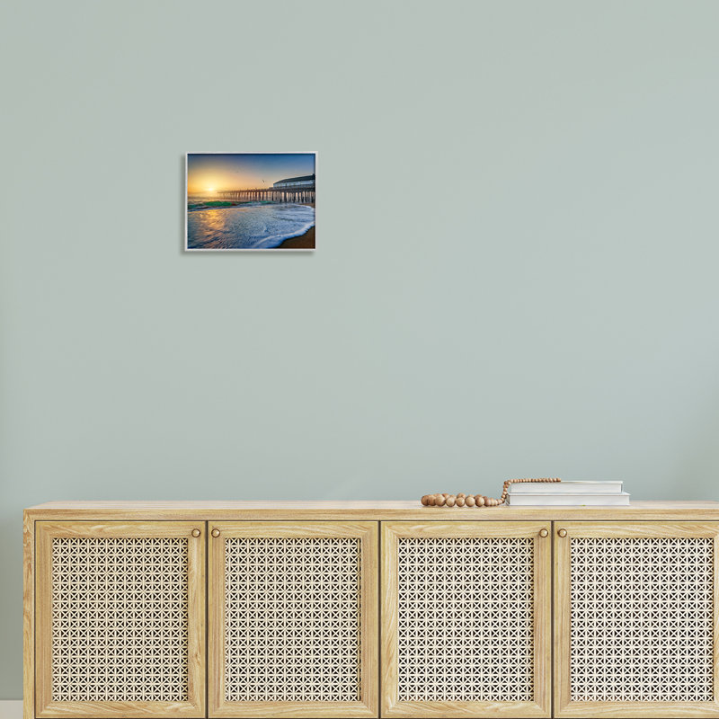 «Sunlit Coastal Pier», art de la giclée encadrée par Rick Berk, H 11 po x l 14 po x P 1,5 po, Estampe numérique Farmhouse