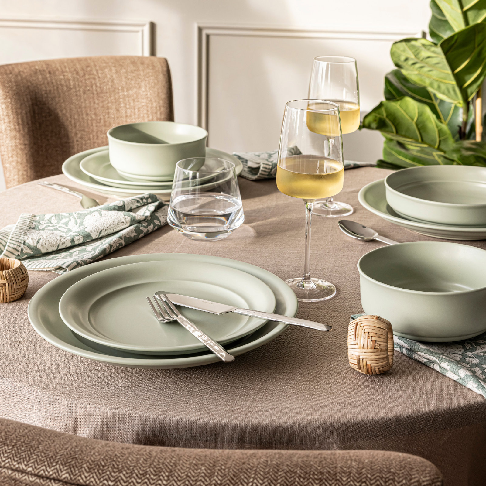 over&back Rimmed 16-Piece Semi Hand-Finished Stoneware Dinnerware Set, Service for 4, Sage