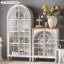 Blanc massif + bois manufacturé + vitrines