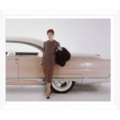 «Vogue Magazine», un modèle posant devant une voiture d'époque, «Karen Radkai, 1 septembre 1955 - B»