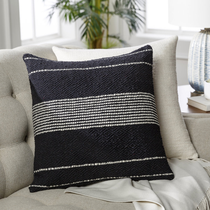 Coussin décoratif rayé noir / crème Ontario, 22 po x 22 po, Duvet