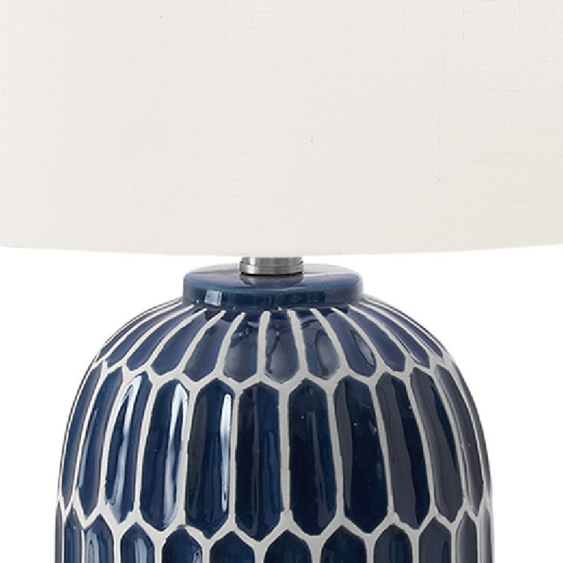 Lampe de table Ucio, 22 po, corps en céramique bleu géométrique, abat-jour ivoire, Bleu / blanc