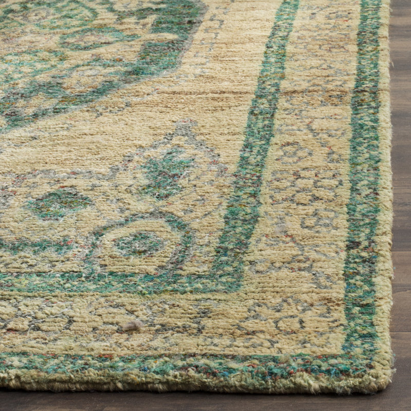 Tapis oriental beige en viscose et émeraude noué à la main Sari Velsen, Rectangle 8 pi x 10 pi
