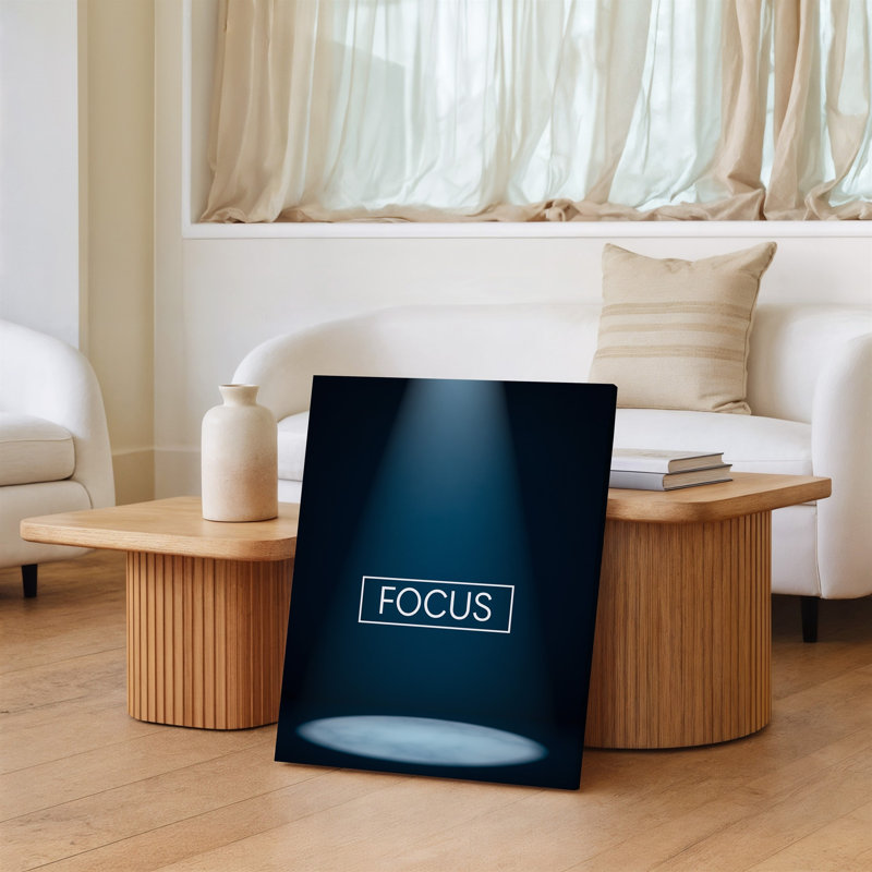 Toile, "Une scène minimaliste" avec un fond sombre presque noir qui recouvre tout le cadre, créant une impression de profondeur