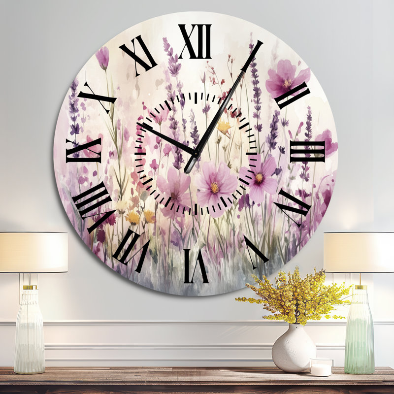 Horloge murale ronde en métal de style chalet, prairie printanière aux couleurs pastel et aux fleurs sauvages -