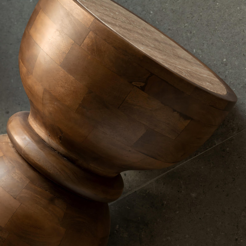 Table d'appoint ronde de 45 cm de hauteur avec dessus en marbre et pied central en bois de manguier massif.