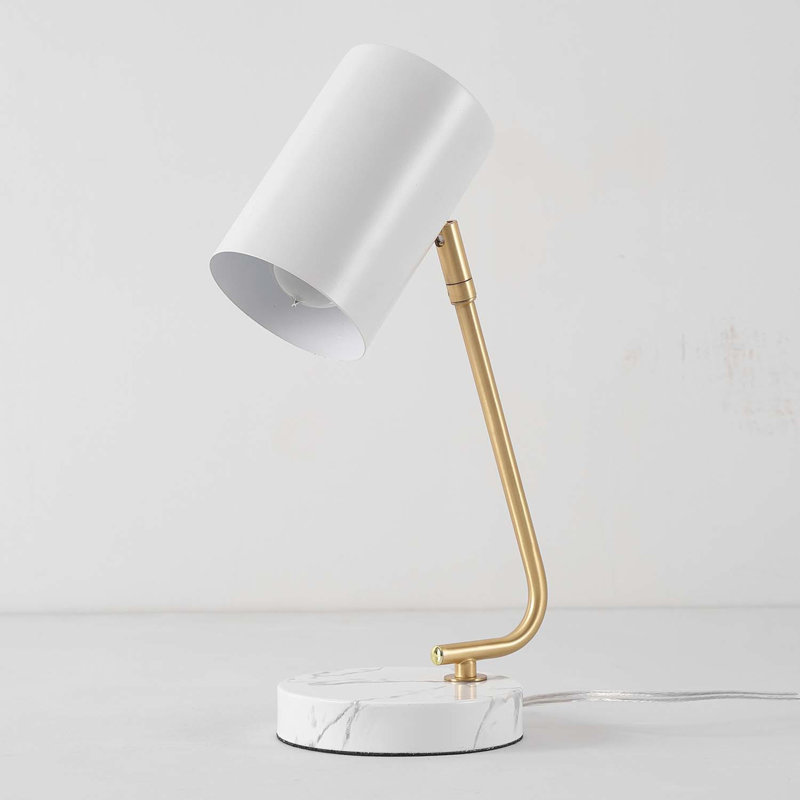 Lampe de bureau 15 po Novogratz X Globe Athena, abat-jour blanc, bras en laiton, base en faux marbre blanc