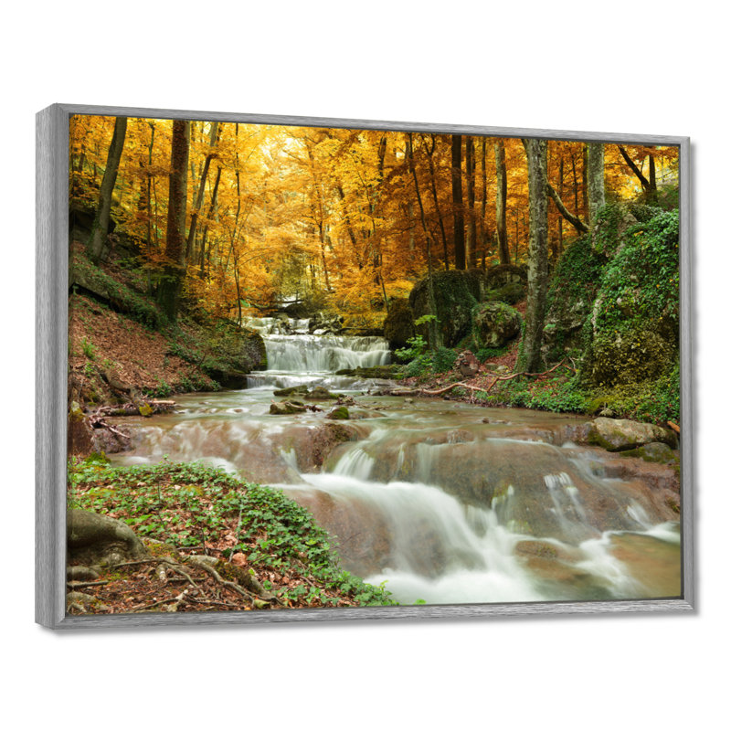 Forêt, cascade, arbres jaunes - reproduction de photo, H 34 po x l 44 po, Cadre flottant, Argent