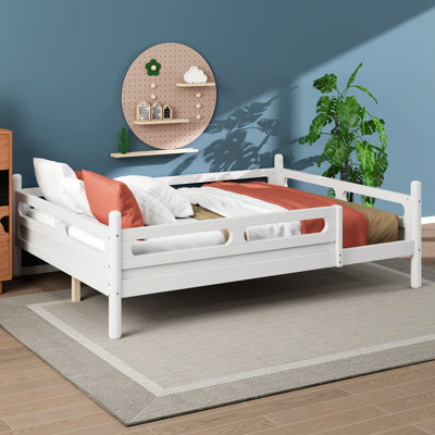 Lit plateforme avec barrières de sécurité, profil bas, un lit plateforme en bois sécurisé avec barrières de sécurité et design à profil bas
