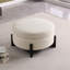 Pouf rond élégant avec rangement intérieur, pattes pliables en chêne, beige.