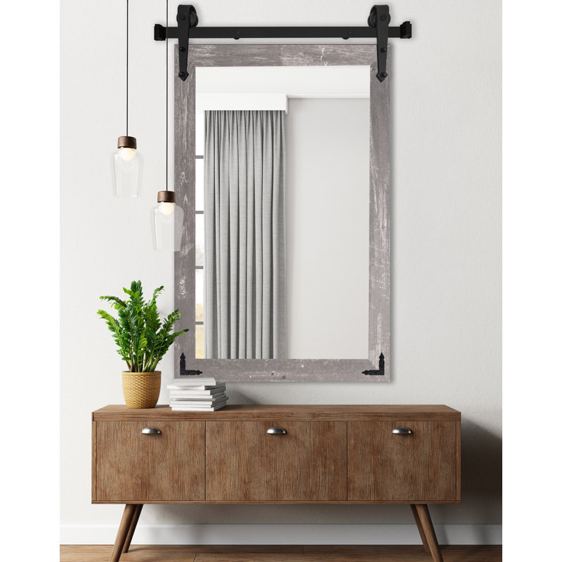 Miroir vertical moderne avec rail de porte de grange en acier et supports de coin décoratifs en métal Modern, 56 x 33
