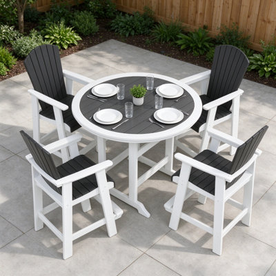 Ensemble de bar de patio en PEHD 5 pièces, table d'extérieur à haut plateau de 42 pouces avec 4 chaises Adirondack, ensemble de table et tabourets à hauteur de bar blanc et gris toutes saisons pour le jardin, la piscine, la terrasse, le balcon