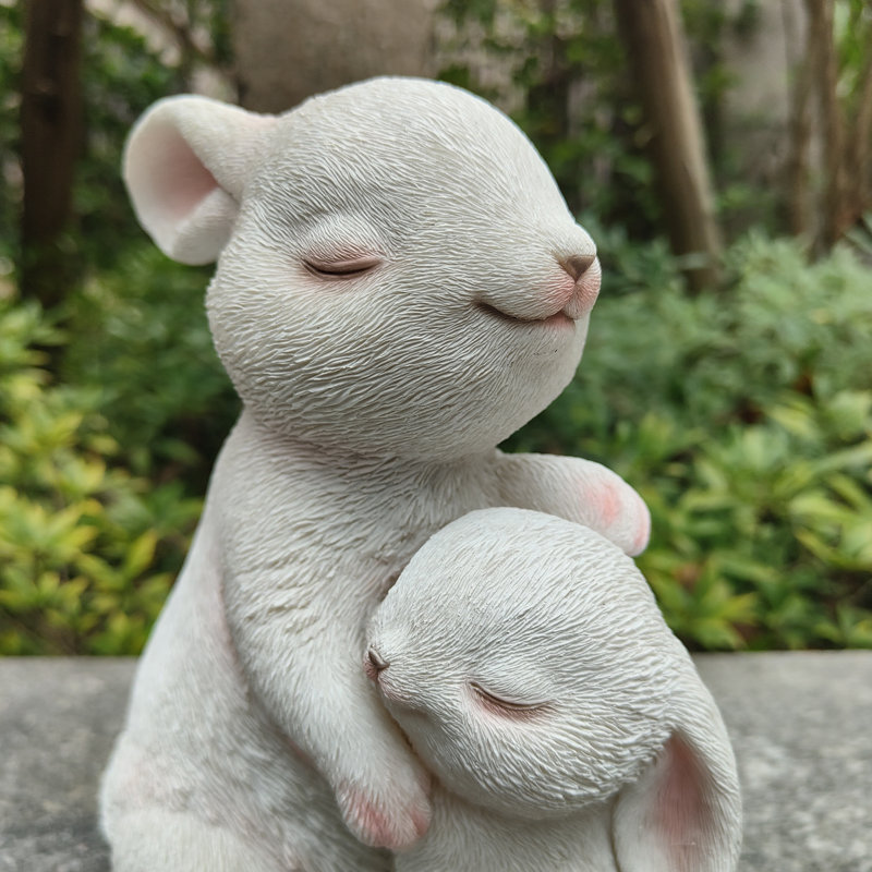 Tender Moments: Figurine en polyrésine mère et bébé lapin en blanc élégant