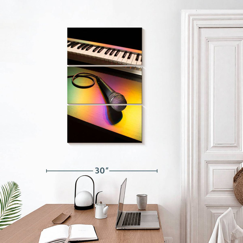 Abarca, microphone et piano, H 32 po x l 20 po