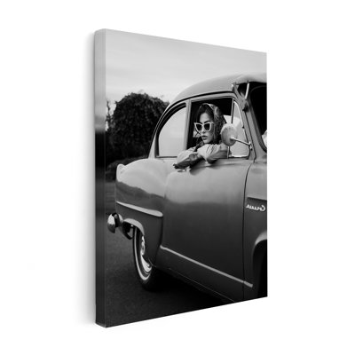 Femme dans une voiture classique