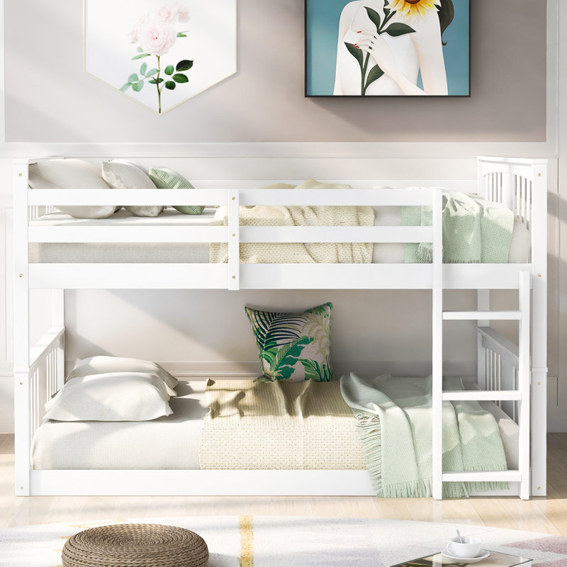 Lit superposé double blanc avec construction solide pour la durabilité, espace pour les chambres, convient à deux matelas dans une structure en bois de pin, améliore l'espace de la chambre à coucher, comprend et comprend