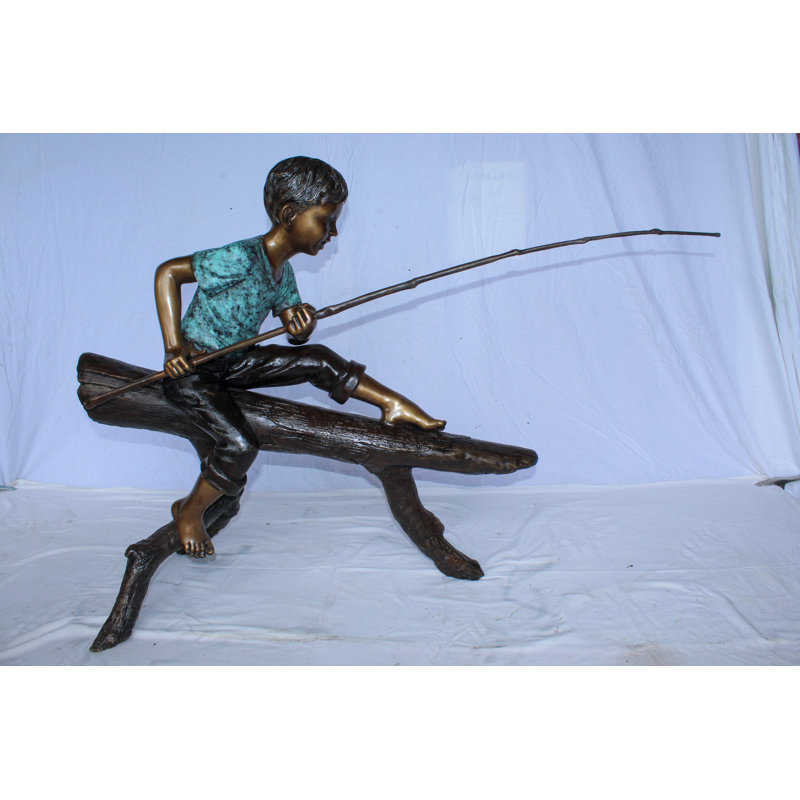 Statue en bronze de garçon de pêche assis sur une bûche d'arbre 50 po x 19 po x H 35 po