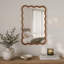 Élégant miroir à cadre rectangulaire en bois ondulé pour la décoration intérieure-922067318
