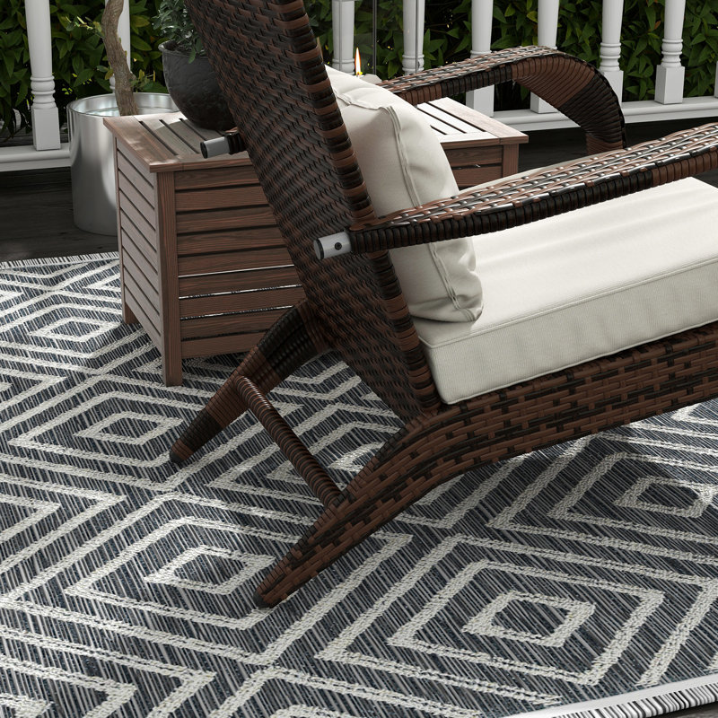 Chaise blanc crème confortable sur le pont avec dossier haut, grand siège et blanc crème. Pour terrasse, cour. Coussins moelleux à dossier haut.