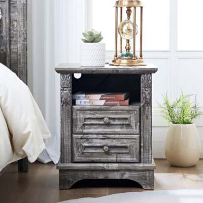 Table de chevet en bois rustique de 20 po avec station de charge - 2 tiroirs, pilastres sculptés et prises USB / CA pour chambre / salon