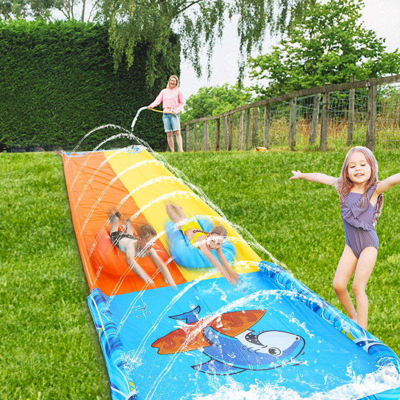 Glissade d'eau gonflable géante avec gicleurs, glissade à deux voies avec piscine à requins et 2 planches de jeu pour s'amuser dans la cour