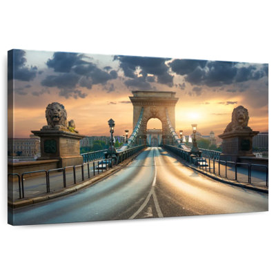 Pont à chaînes Nicci Szechenyi au coucher du soleil