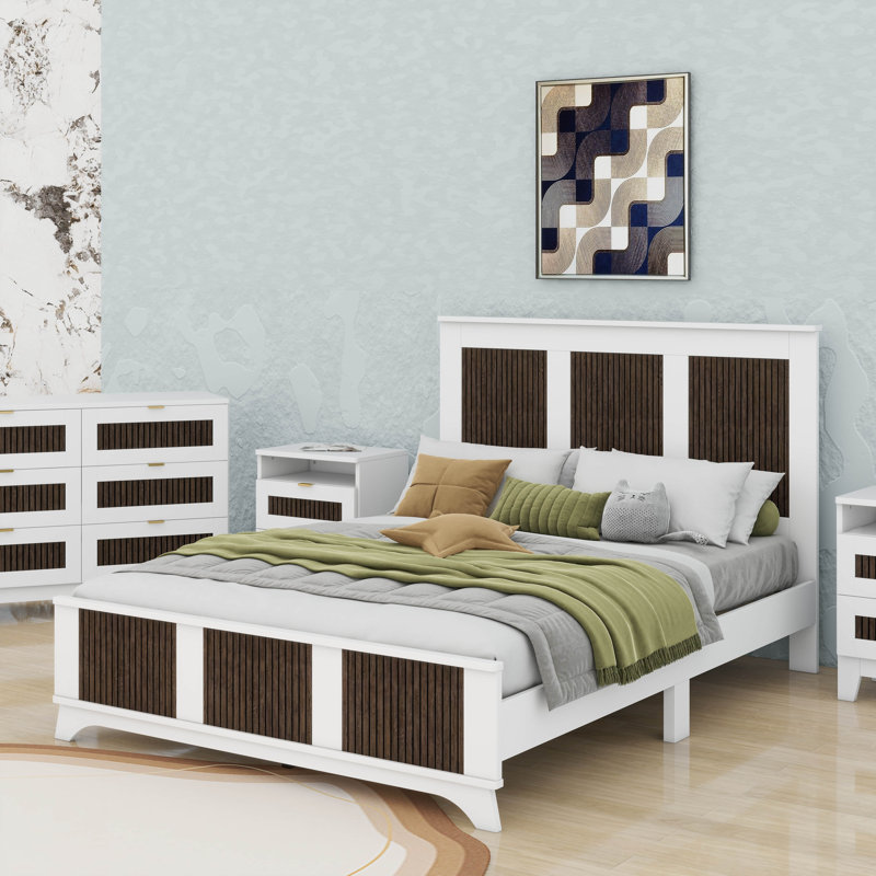 Grand lit avec décoration en bois, Blanc