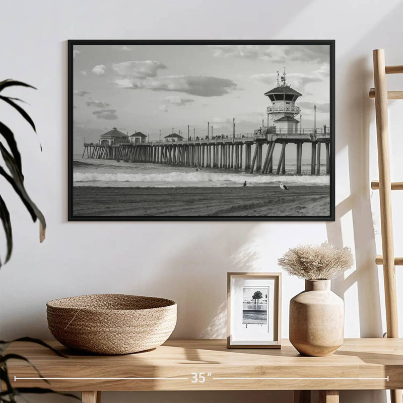 Jetée à Huntington Beach, 25 po x 17 po, Cadre flottant noir