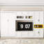 Lit simple en bois blanc avec meuble télé et rangement pour tiroirs pour l'espace