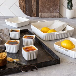 The 2-Piece Rectangular Ruffle Top Ceramic Bakeware Set cake pan
