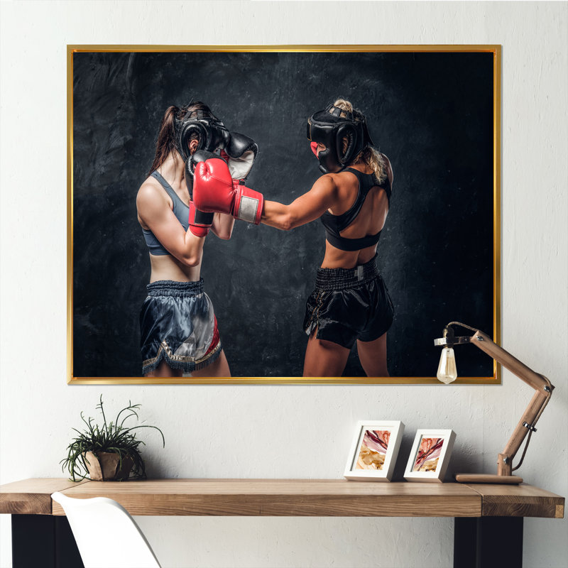 Deux boxeuses se battant sur toile, Cadre flottant doré, H 16 po x l 32 po x P 1 po